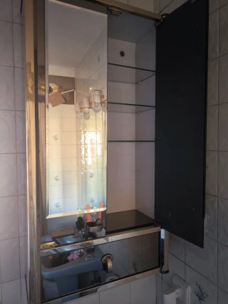 Armario de baño metálico dorado y plateado