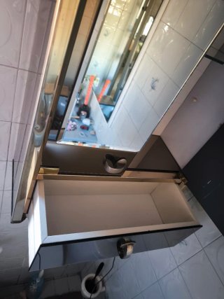 Armario de baño metálico dorado y plateado