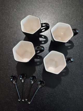 Set 4 Tazzine Caffè Nere Avon con Cucchiaino