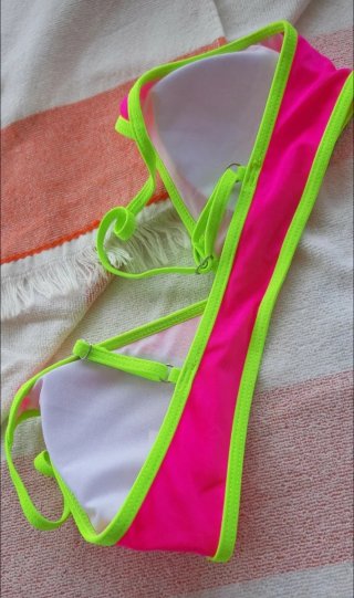 Bikini Rosa Neón con Ribete Verde