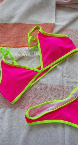 Bikini Rosa Neón con Ribete Verde