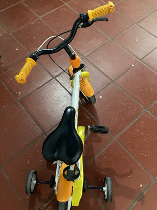 Bicicleta infantil con ruedines
