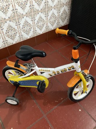 Bicicleta infantil con ruedines
