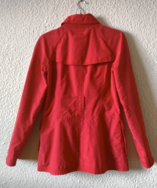 Gabardina roja Mango Suit. Talla S