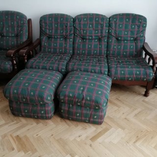 Sofá y sillones de tela con madera