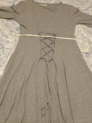 Vestido gris con cordones