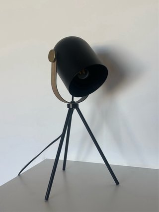 Lámpara de mesa trípode dorada
