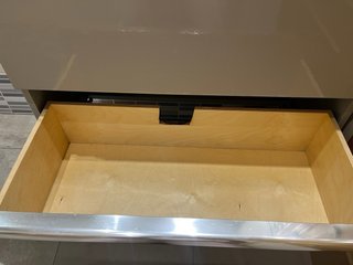 Lavabo y mueble de lavabo flotante beige y plata