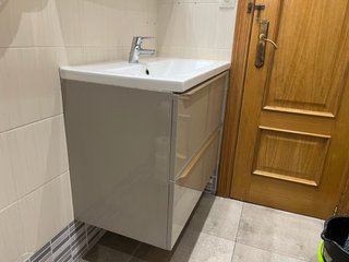 Lavabo y mueble de lavabo flotante beige y plata