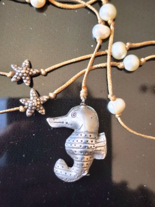 Collana mano perle e cavalluccio marino