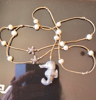 Collana mano perle e cavalluccio marino