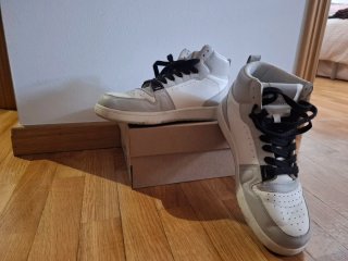 Zapatillas altas blancas y grises