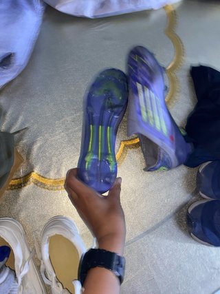 Zapatos de fútbol verdes y morados