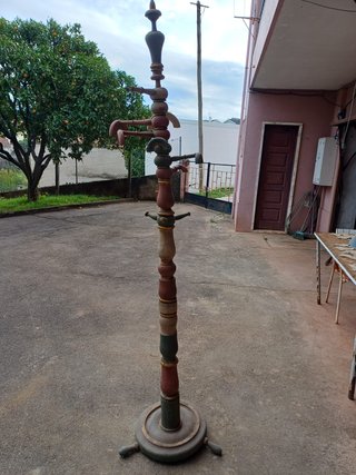 Cabide antigo de pé em madeira maciça
