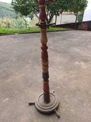 Cabide antigo de pé em madeira maciça