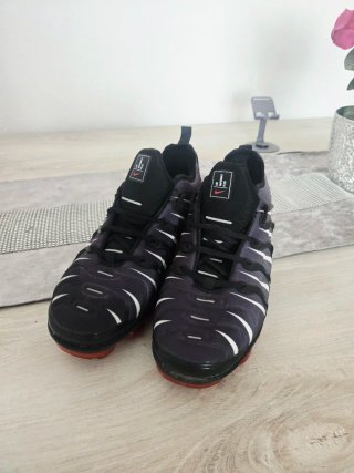 OFERTA Nike VaporMax Plus Talla 43 Negro/Rojo