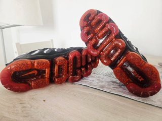OFERTA Nike VaporMax Plus Talla 43 Negro/Rojo