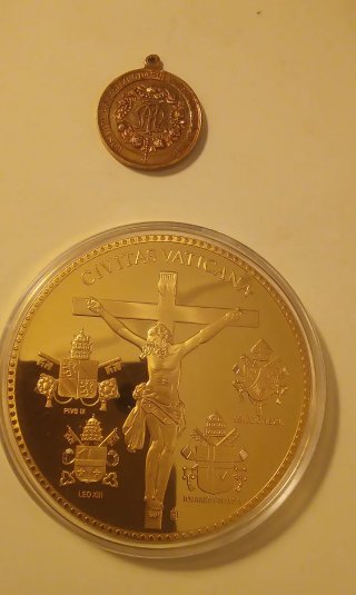 Medallón Vaticano y Medalla Virgen Rosario