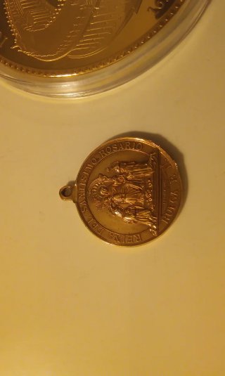 Medallón Vaticano y Medalla Virgen Rosario