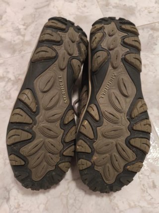 Zapatillas de montaña marrones y grises