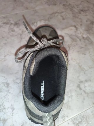 Zapatillas de montaña marrones y grises