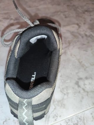 Zapatillas de montaña marrones y grises