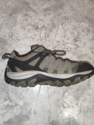 Zapatillas de montaña marrones y grises