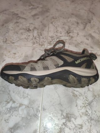 Zapatillas de montaña marrones y grises