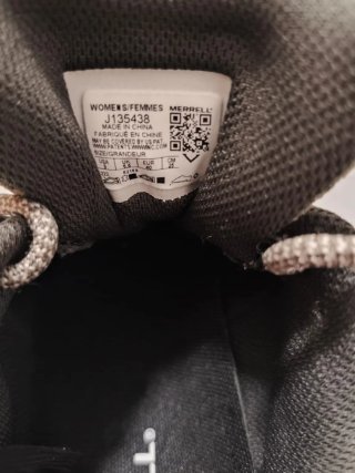 Zapatillas de montaña marrones y grises