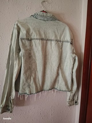 Chaqueta vaquera mujer desgastada