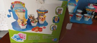 Heladería de juguete azul
