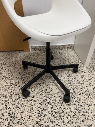 Silla Ikea LOBERGET/MALSKAR Blanca y Negra