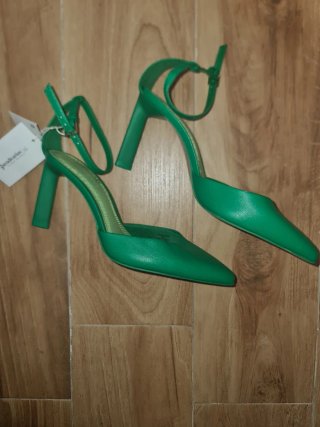 Zapatos de tacón verdes Stradivarius