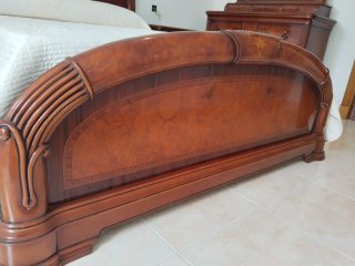 Dormitorio clásico de madera oscura