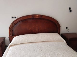 Dormitorio clásico de madera oscura