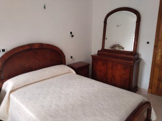 Dormitorio clásico de madera oscura