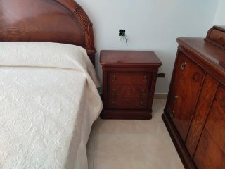 Dormitorio clásico de madera oscura