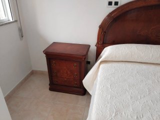 Dormitorio clásico de madera oscura