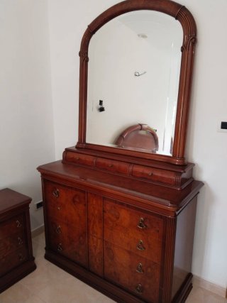 Dormitorio clásico de madera oscura