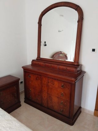 Dormitorio clásico de madera oscura