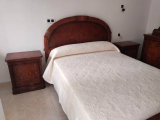 Dormitorio clásico de madera oscura