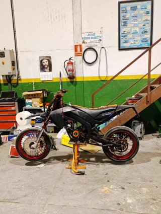 SE VENDE PRECIOSA Aprilia SX 50 ( CON ITV)