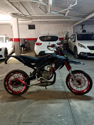 SE VENDE PRECIOSA Aprilia SX 50 ( CON ITV)