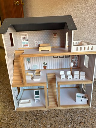Casa de muñecas de madera blanca