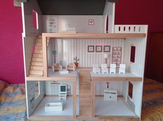 Casa de muñecas de madera blanca