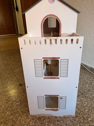 Casa de muñecas de madera blanca