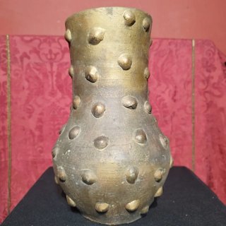 Jarrón antiguo de cerámica con relieve
