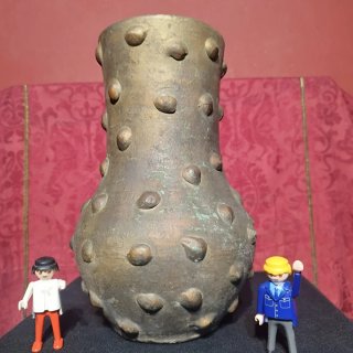 Jarrón antiguo de cerámica con relieve