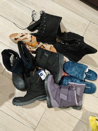 Botas y sandalias infantiles talla distintas