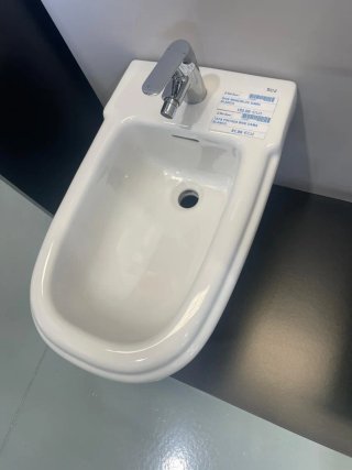 Mueble de baño morado y bidé